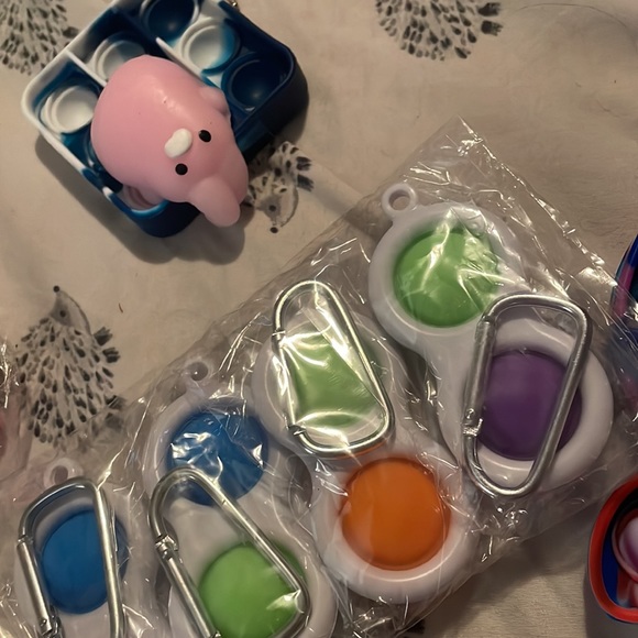 Fidget packs.. 15-18 items per package.. varieties of cool fidget toys.. new - Picture 7 of 7